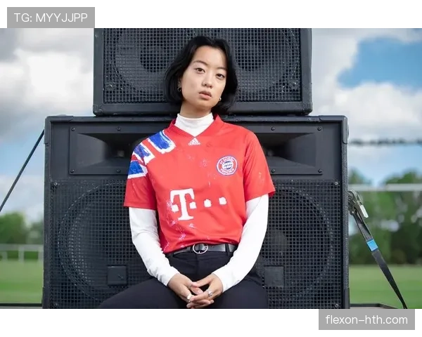 意大利球迷创意助威震撼全场，蒂福西助威场面燃爆赛场