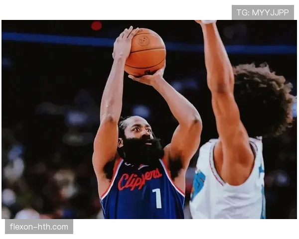 哈登利用挡拆创造更多投篮空间提升三分命中率明显超越队友